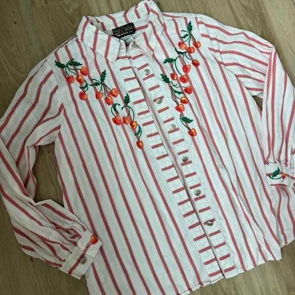 Vintage button down blouse with cherries - Picture 2 of 5